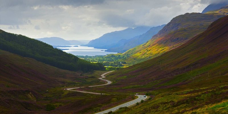 Kronkelende wegen in Schotland met Galtic