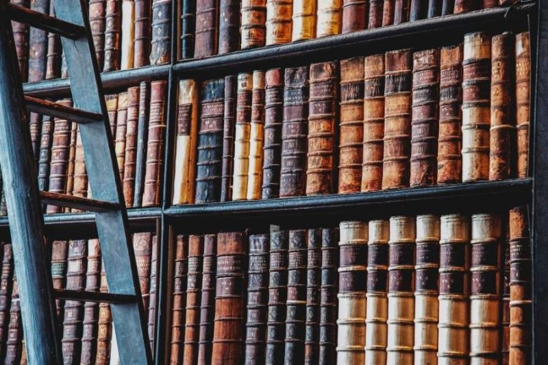 Duizenden boeken in de bibliotheek van het prestigieuze Trinity College